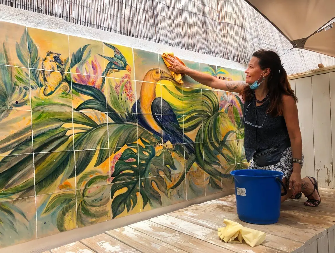 Mural de selva en azulejo cerámico pintado a mano en el restaurante Habanero