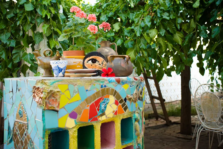 Objeto decorativo de mosaico en un jardín