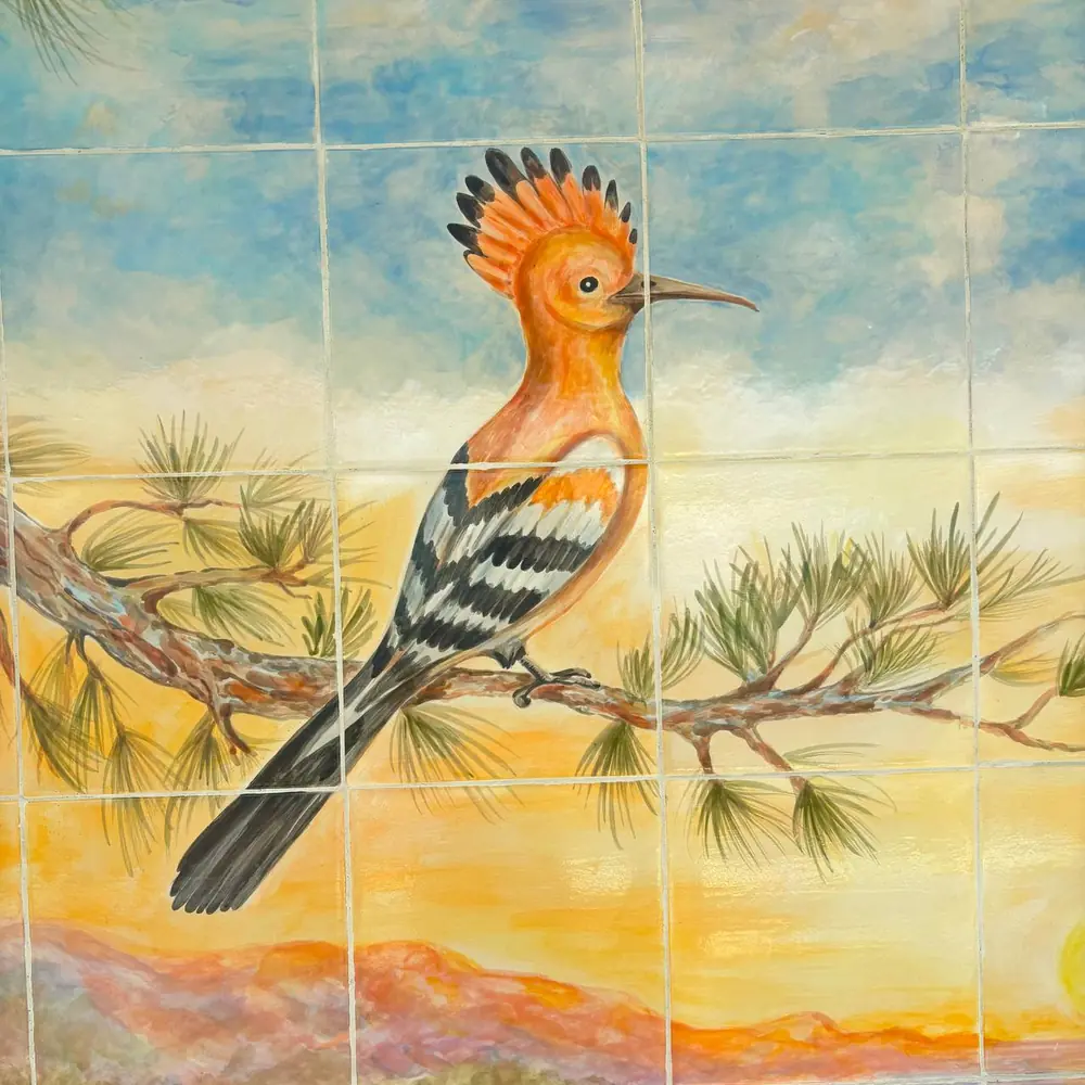 Detalle del panel: abubilla en una rama de pino sobre el mar al atardecer