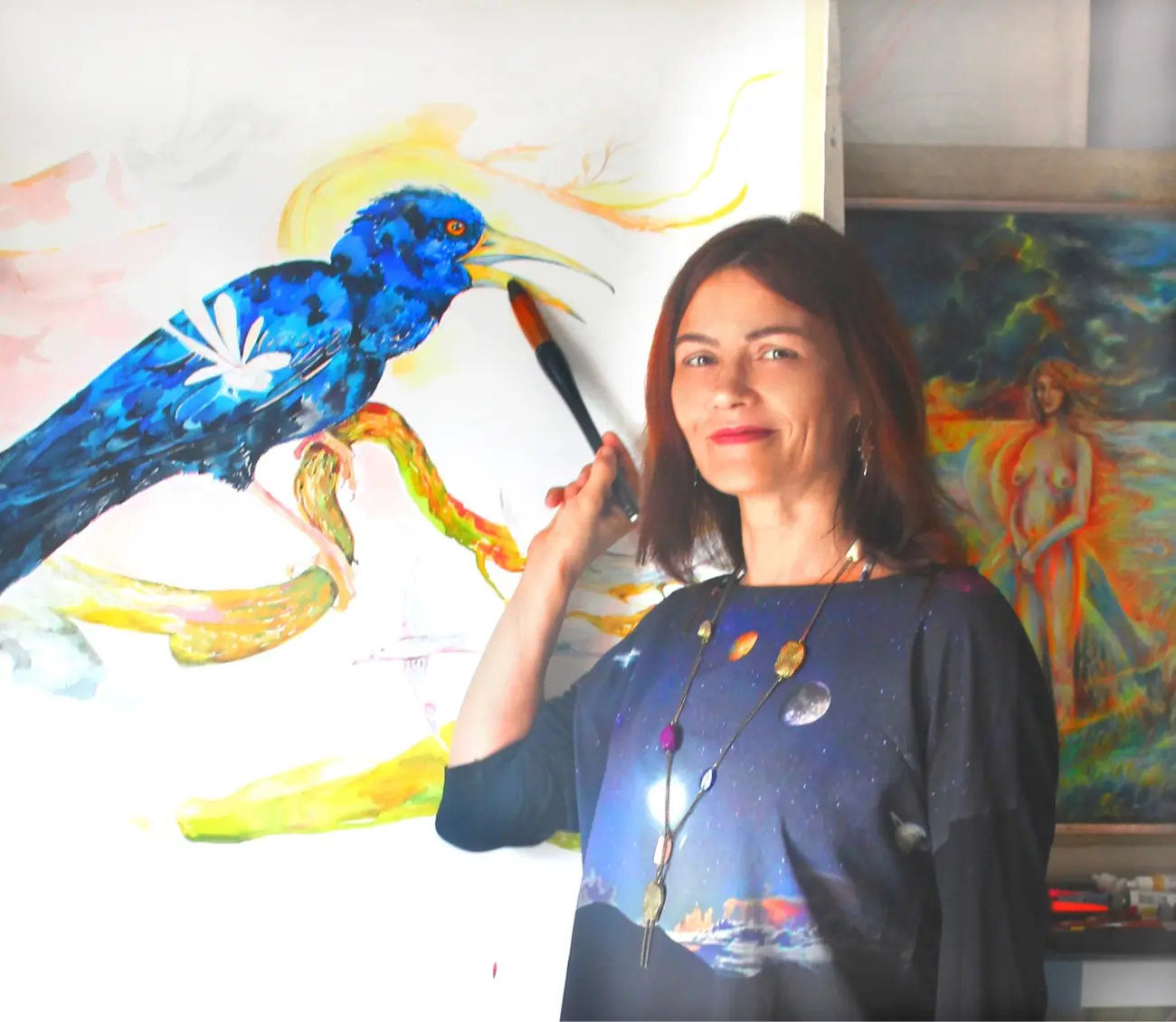 Inga Burina pintando con pincel en el taller