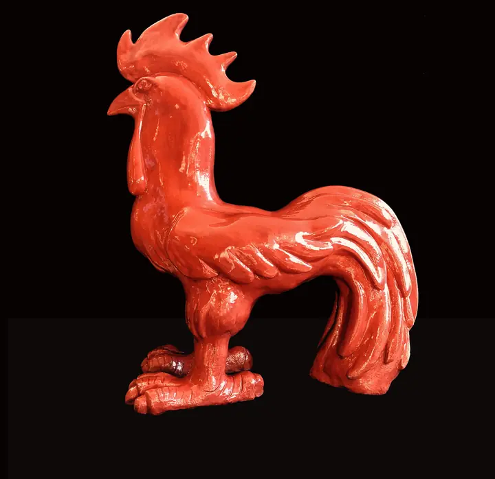 Escultura cerámica de gallo con esmalte rojo