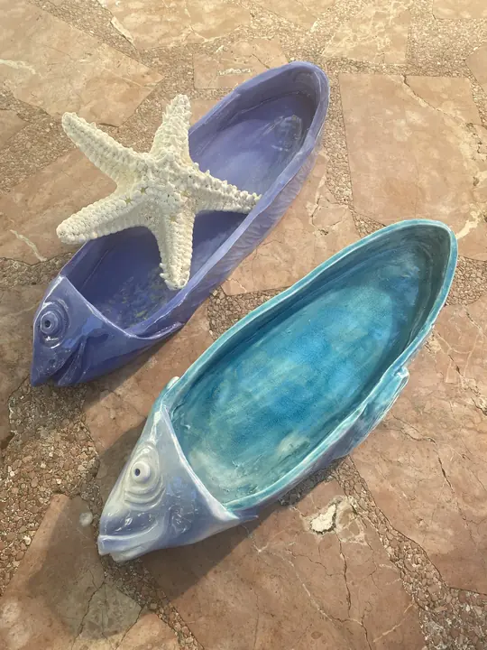 Fuentes cerámicas turquesa en forma de pez con una estrella de mar